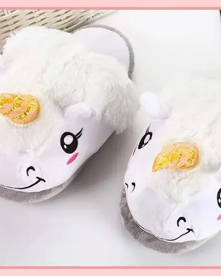 Weiße, flauschige Einhorn Hausschuhe für Damen mit kurzem Plüschfutter und Bommelschwanz für den Winter