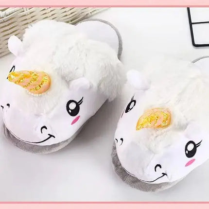 Weiße, flauschige Einhorn Hausschuhe für Damen mit kurzem Plüschfutter und Bommelschwanz für den Winter