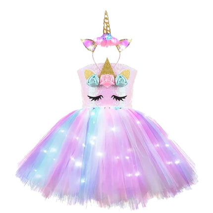 Mädchen im leuchtenden Einhorn Nachtlicht Regenbogen Tutu Kleid mit Pailletten, bereit für eine Feier