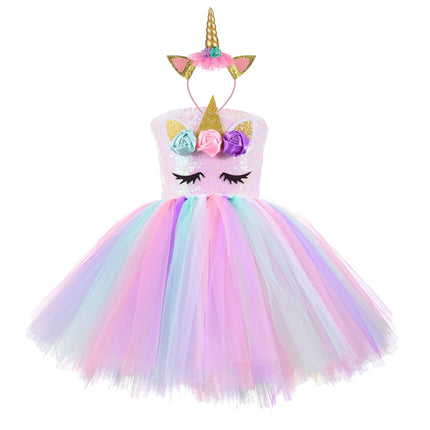 Mädchen in einem pastellfarbenen Riesen Einhorn Tutu Kleid mit Schleife, das spielerisch posiert