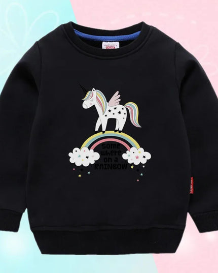 Schwarzer Einhorn Pullover für Mädchen mit einem lächelnden Einhorn, das von bunten Sternen und Wolken umgeben ist