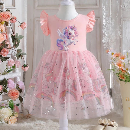 Mädchen in einem Einhorn Kleid mit bunten Streifen und kurzen Ärmeln, ideal für den farbenfrohen Sommeralltag