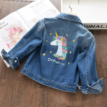 Mädchen in einer coolen Einhorn Jacke aus Denim mit Cartoon-Einhorn-Motiven, ideal für Frühling und Herbst