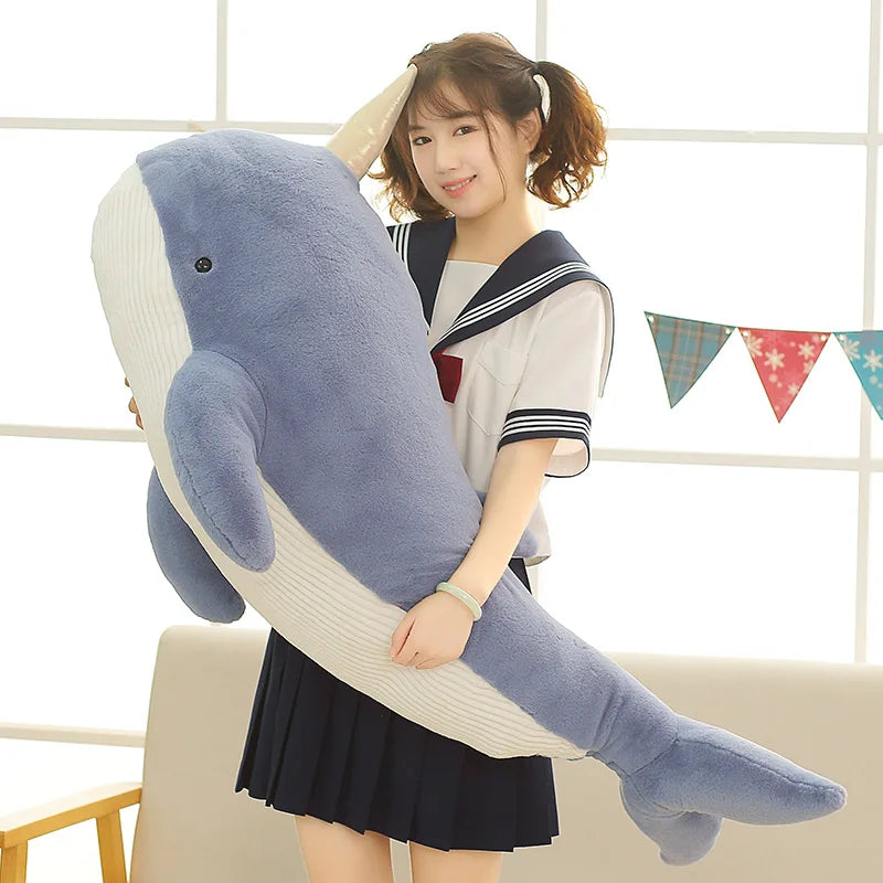Riesiges Narwal Plüschtier in Blau, 90cm groß, mit Einhorn-Horn, aus weichem Plüsch, ideal als Kissen oder Raumdekoration.