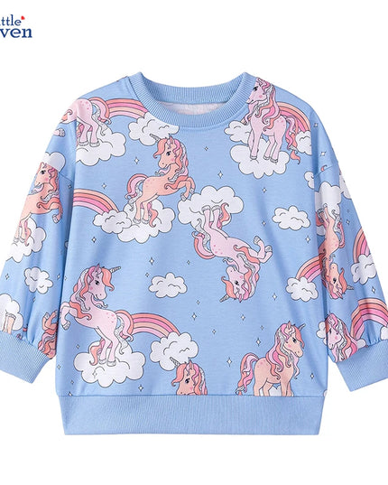 Mädchen in einem Little Maven Einhorn Hoodie mit Cartoon-Print, perfekt für entspannte Herbsttage.
