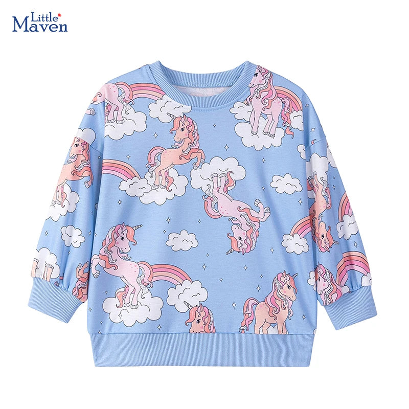 Mädchen in einem Little Maven Einhorn Hoodie mit Cartoon-Print, perfekt für entspannte Herbsttage.