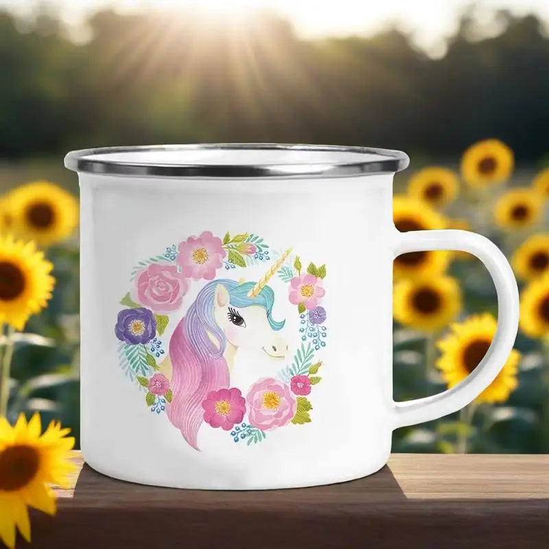 Weiße Emaille Einhorn Tasse mit einem lachenden Einhorn mit Regenbogenmähne und Sternen-Motiv, Henkel.