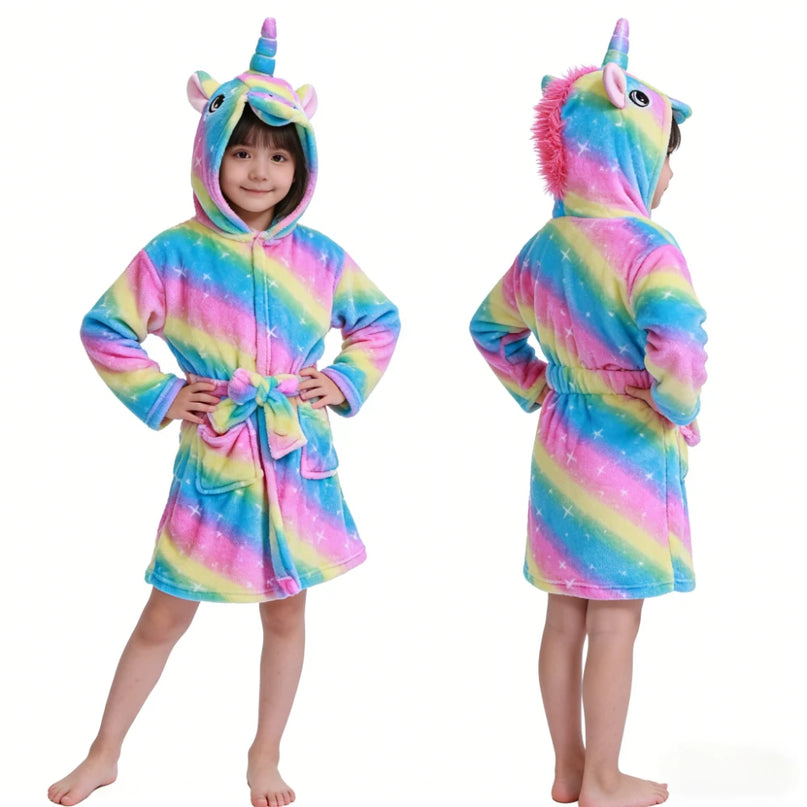 Niedlicher blauer Einhorn Pyjama für Kinder mit Kapuze und Horn, aus superweichem Flanellmaterial.