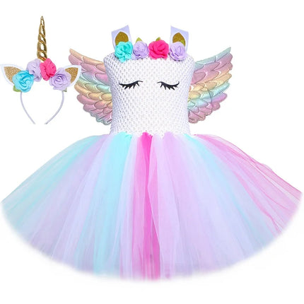 Mädchen in einem pastellfarbenen Einhorn Kostuem mit Blumen, Stirnband und schimmernden Flügeln