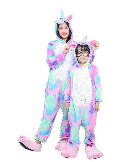 Person in einem glitzernden, hellen Einhorn Onesie mit Kapuze und Horn, lächelnd und gemütlich