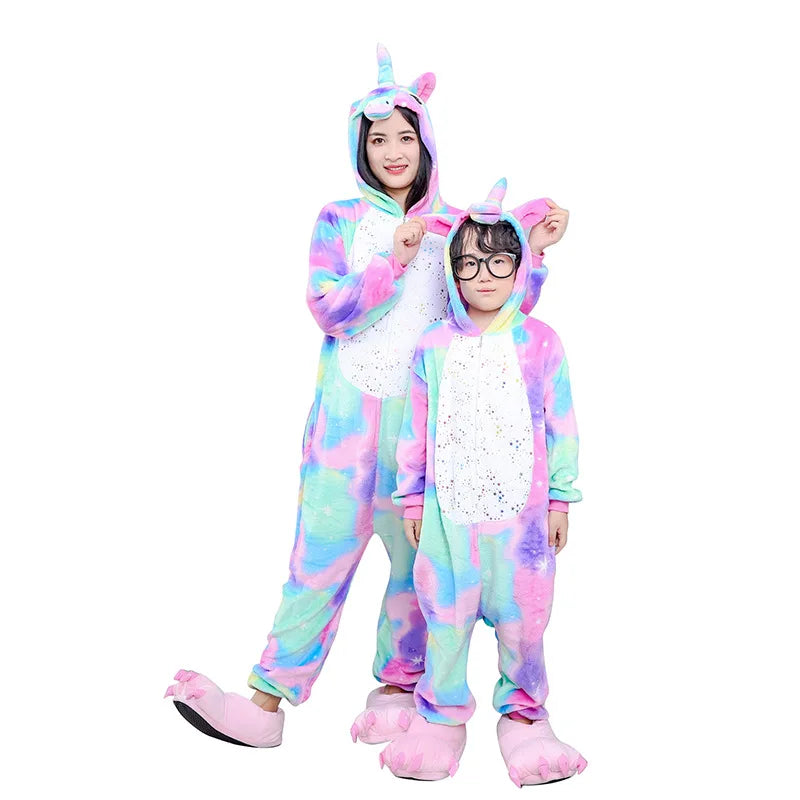 Person in einem glitzernden, hellen Einhorn Onesie mit Kapuze und Horn, lächelnd und gemütlich