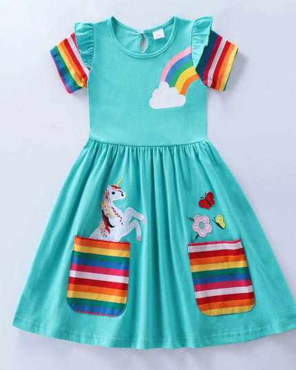 Mädchen in einem seeblauen Kurzarm Einhorn Kleid mit bunten Regenbogen-Ärmeln und zwei vorderen Taschen