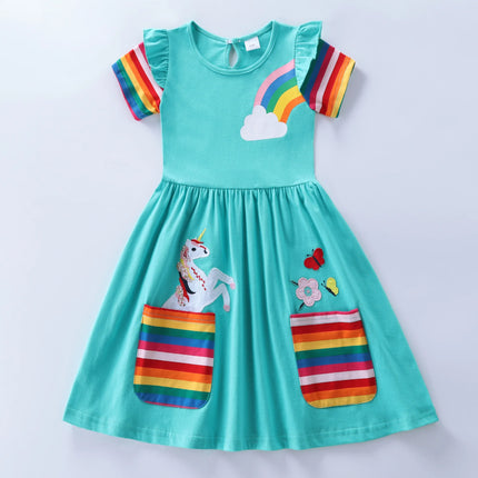 Mädchen in einem seeblauen Kurzarm Einhorn Kleid mit bunten Regenbogen-Ärmeln und zwei vorderen Taschen