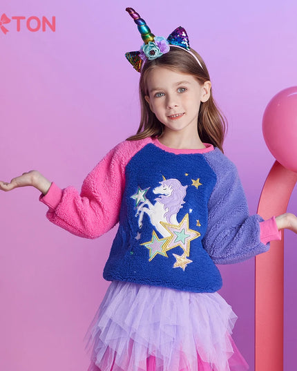 Mädchen in einem dicken, warmen Einhorn Kostüm Fleece Sweatshirt mit Kontrastfarben und Cartoon-Einhorn-Muster