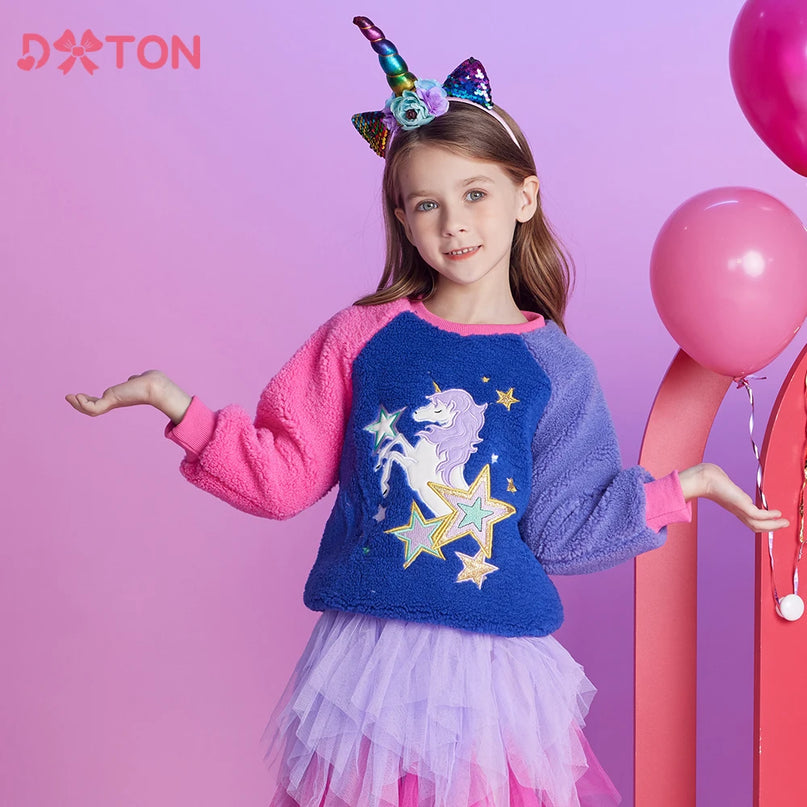 Mädchen in einem dicken, warmen Einhorn Kostüm Fleece Sweatshirt mit Kontrastfarben und Cartoon-Einhorn-Muster