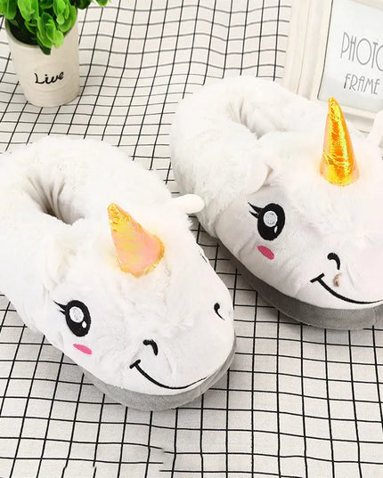 Weiße Einhorn Hausschuhe mit einem niedlichen Einhorn-Gesicht und Horn, ideal für gemütliche Abende zuhause.