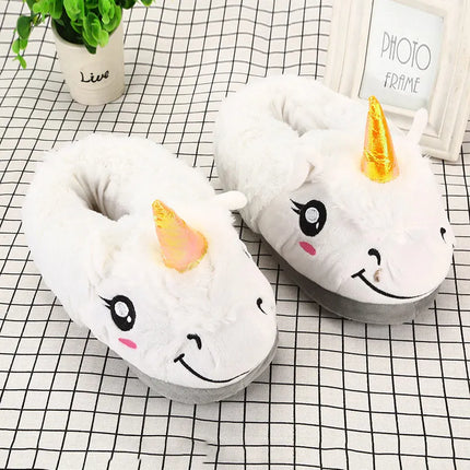 Weiße Einhorn Hausschuhe mit einem niedlichen Einhorn-Gesicht und Horn, ideal für gemütliche Abende zuhause.