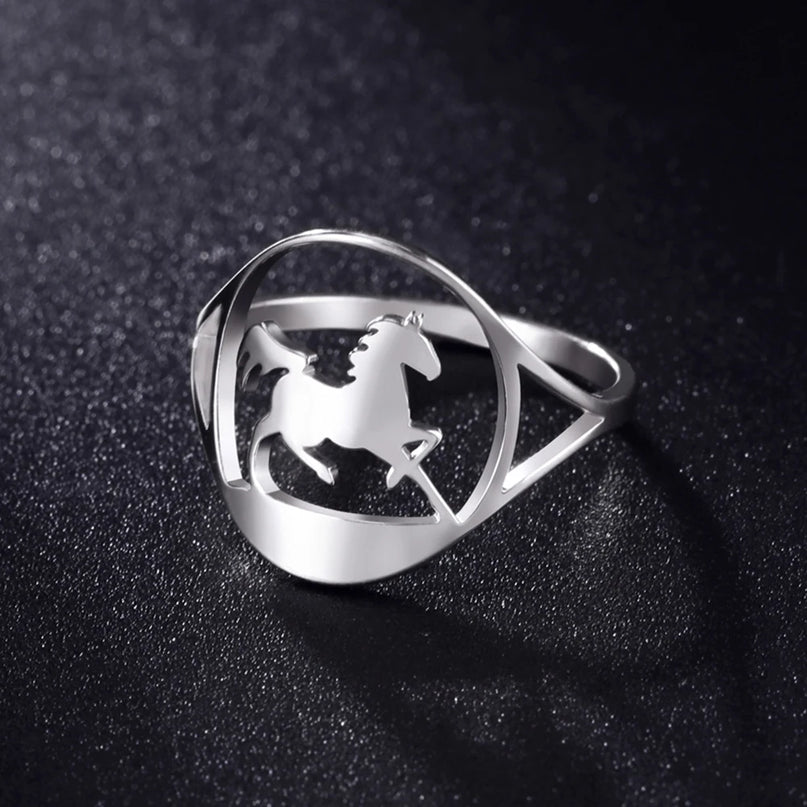 Edelstahl Ring mit galoppierendem Pferd für Frauen und Mädchen in Stahl- und Goldfarbe