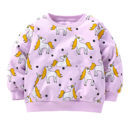 Mädchen trägt ein pinkes Riesen Einhorn Sweatshirt mit glitzerndem Einhorn-Motiv