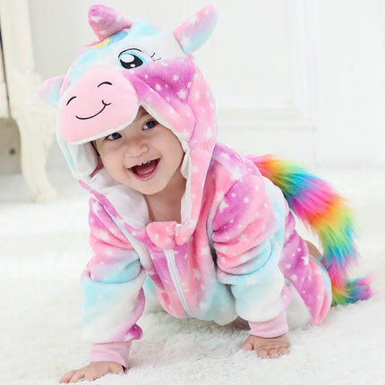 Baby in einem flauschigen pinken Einhorn Kigurumi Kostuem aus Flanell mit Kapuze und Horn
