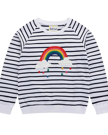 Glückliches Mädchen, das ein pinkes Riesen Einhorn Sweatshirt mit einem leuchtenden Einhorn-Motiv trägt und lacht.