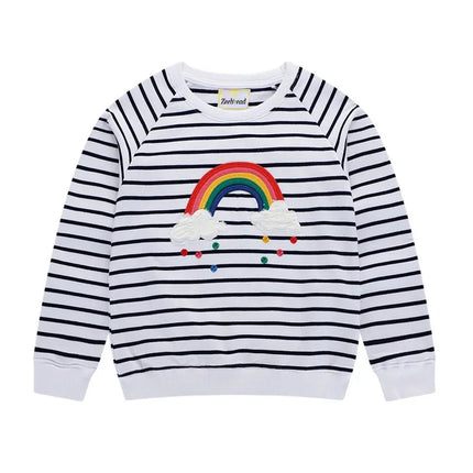 Glückliches Mädchen, das ein pinkes Riesen Einhorn Sweatshirt mit einem leuchtenden Einhorn-Motiv trägt und lacht.