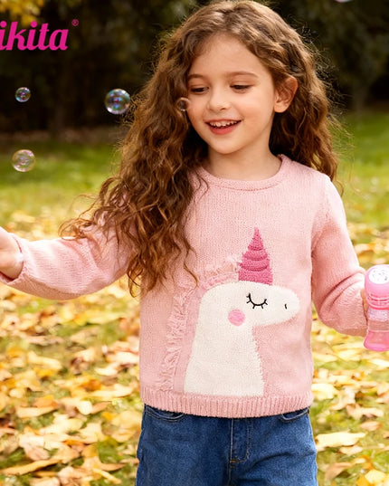 Mädchen in einem rosafarbenen Einhorn Pullover mit Rundhalsausschnitt und Einhorn-Motiv