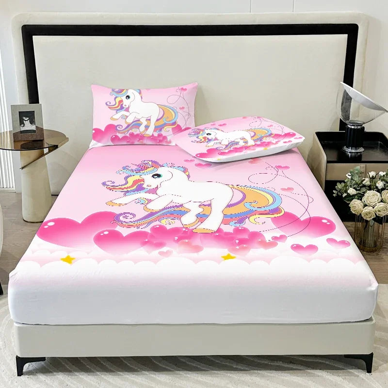 Einhorn Bettwäsche Set in Puderrosa mit niedlichem Einhorn-Muster, inklusive Spannbettlaken und zwei Kissenbezügen aus Polyester.