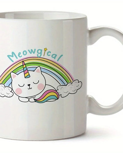Weiße Einhorn Tasse mit pinker Katze und Regenbogen-Mähne, die einen Einhorn-Hut trägt, Aufschrift 'MEOWGICAL'.