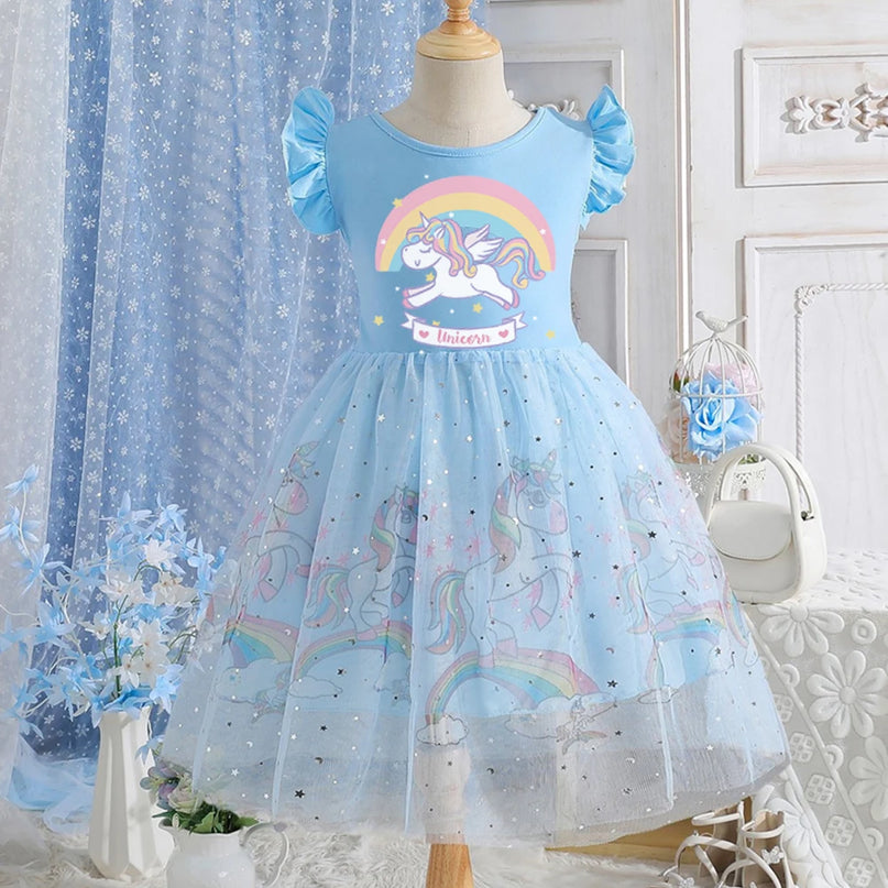 Mädchen trägt ein hellblaues Einhorn Kleid mit bunten Regenbogen-Elementen und kurzen Ärmeln für den Sommer.
