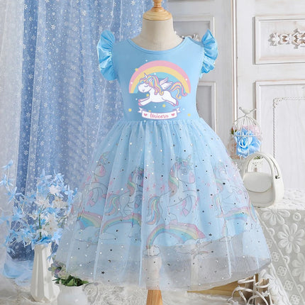 Mädchen trägt ein hellblaues Einhorn Kleid mit bunten Regenbogen-Elementen und kurzen Ärmeln für den Sommer.