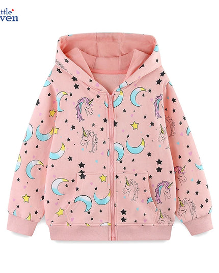 Mädchen trägt eine rosafarbene Baumwoll Einhorn Jacke mit Reißverschluss und Cartoon-Einhorn-Motiv.