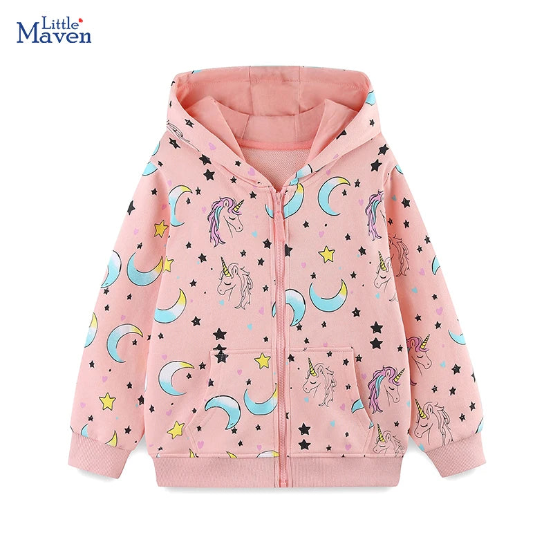 Mädchen trägt eine rosafarbene Baumwoll Einhorn Jacke mit Reißverschluss und Cartoon-Einhorn-Motiv.