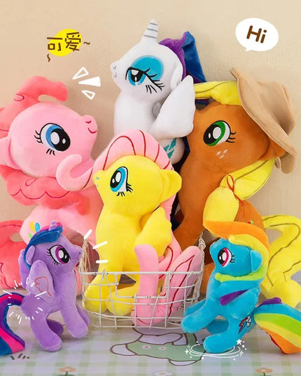 Niedliche weiße Einhorn Tasche, 30 cm groß, aus Plüsch, liegend, mit rosa Mähne und goldenem Horn, auf weißem Hintergrund.