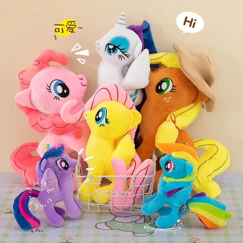 Niedliche weiße Einhorn Tasche, 30 cm groß, aus Plüsch, liegend, mit rosa Mähne und goldenem Horn, auf weißem Hintergrund.
