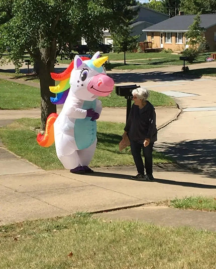 Flieg los mit diesem aufblasbaren Einhorn