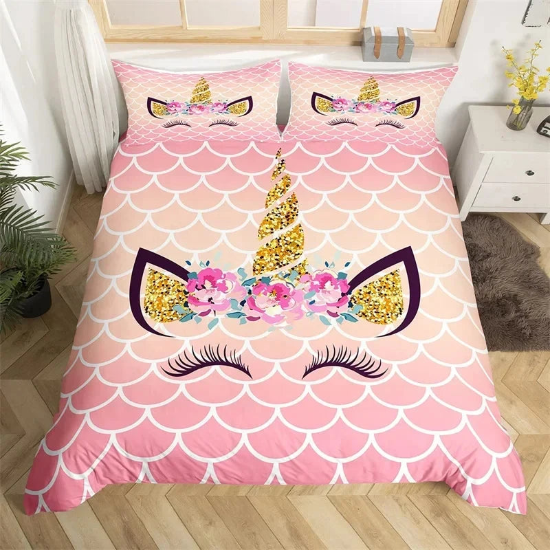 Einhorn Bettwäsche mit lächelndem Einhorn-Gesicht und langen Wimpern, in Rosa- und Pastelltönen.