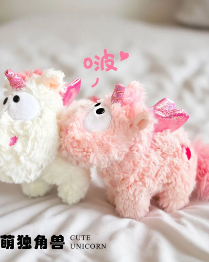 Magisches Einhorn Plüschtier in Weiß mit pinken Akzenten, im Kawaii-Stil, sitzend und sehr weich