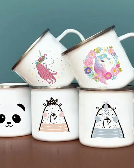 Weiße Emaille Tasse mit einem niedlichen Panda-Bären, der ein Einhorn-Horn und eine Regenbogenmähne hat, Sterne im Hintergrund.