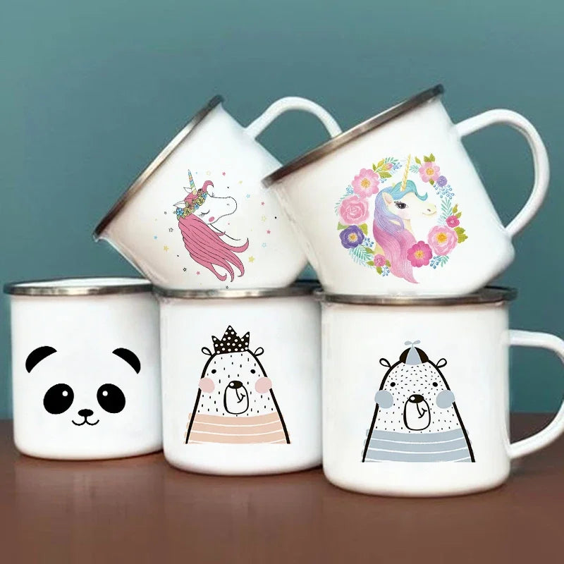 Weiße Emaille Tasse mit einem niedlichen Panda-Bären, der ein Einhorn-Horn und eine Regenbogenmähne hat, Sterne im Hintergrund.