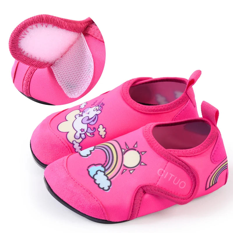 Kinder Einhorn Badeschuhe mit Regenbogen-Motiv, schnelltrocknend und rutschfest für Strand und Pool
