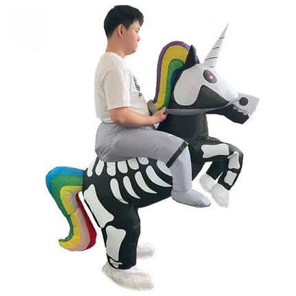 Aufblasbares Einhorn Kostuem im Skelett-Design für Erwachsene, ideal für Halloween und gruselige Mottopartys.