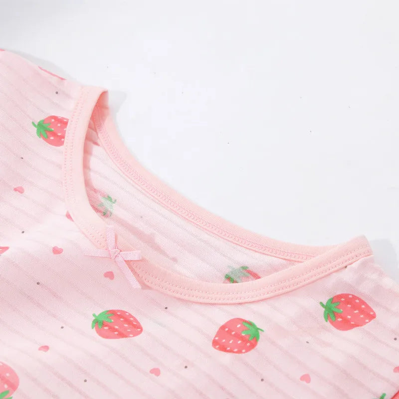 Der zuckersüße Einhorn Pyjama mit Erdbeeren