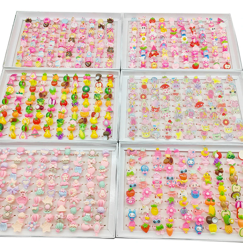 Großes Set von 100 bunten, offenen Kinderringen aus Resin mit verschiedenen Tier-, Lebensmittel- und Fruchtmotiven