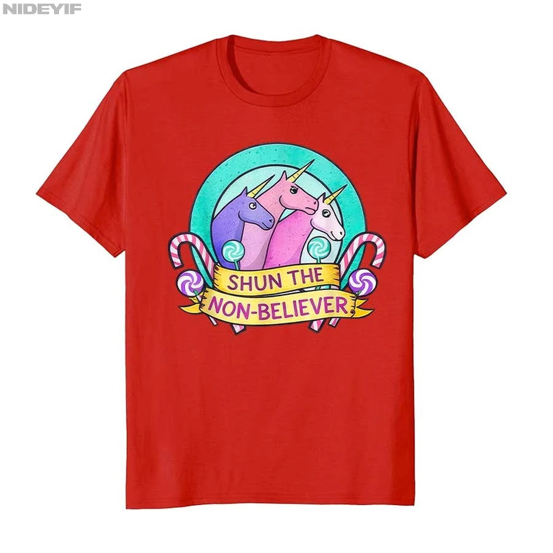 Rote Einhorn Mütze mit dem lustigen Spruch "Shun The Non-Believer" und einem Einhorn-Cartoon, ideal für den täglichen Gebrauch.