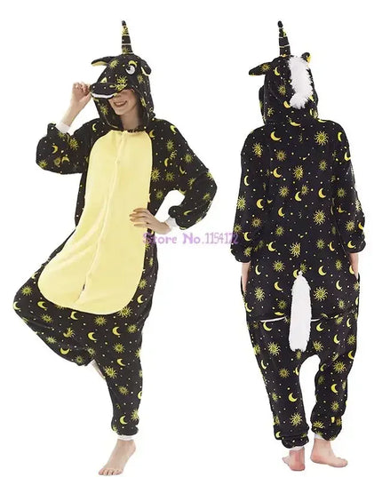 Person in einem weißen Einhorn Onesie mit Mond-Stickerei auf dem Bauch, lächelnd