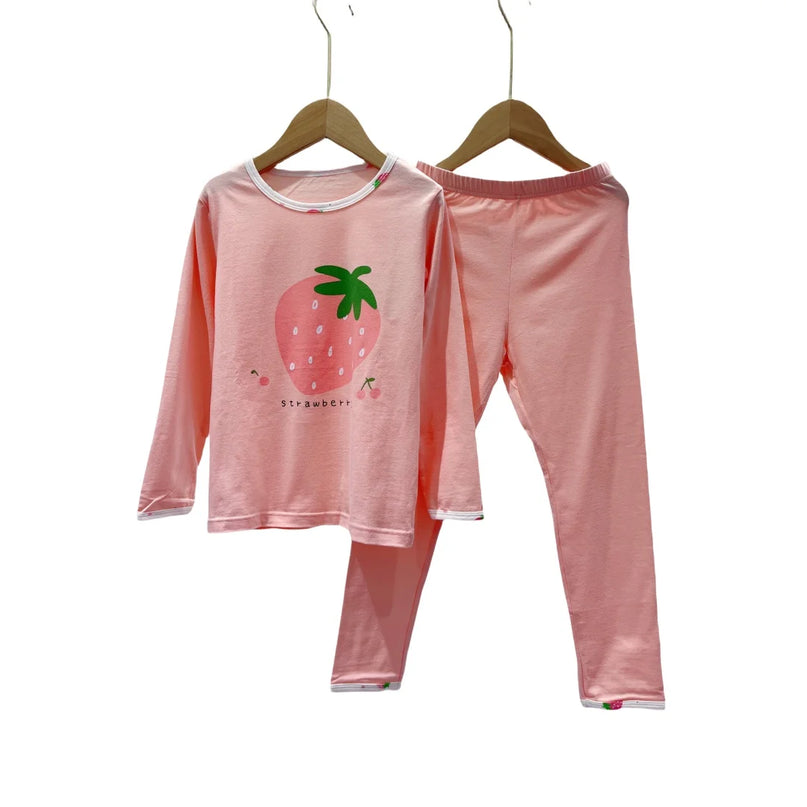 Der zuckersüße Einhorn Pyjama mit Erdbeeren