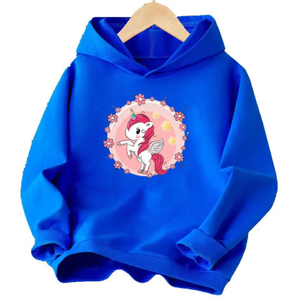 Mädchen in einem blauen Einhorn Hoodie mit einem Cartoon-Einhorn-Druck, ideal für den Alltag und Sport