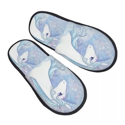 Einhorn Hausschuhe im Fantasy-Stil, zeigen ein Einhorn-Motiv in Rosa- und Orangetönen, Seitenansicht.