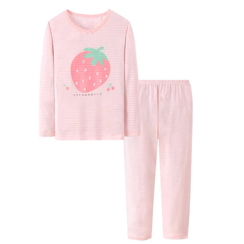 Der zuckersüße Einhorn Pyjama mit Erdbeeren